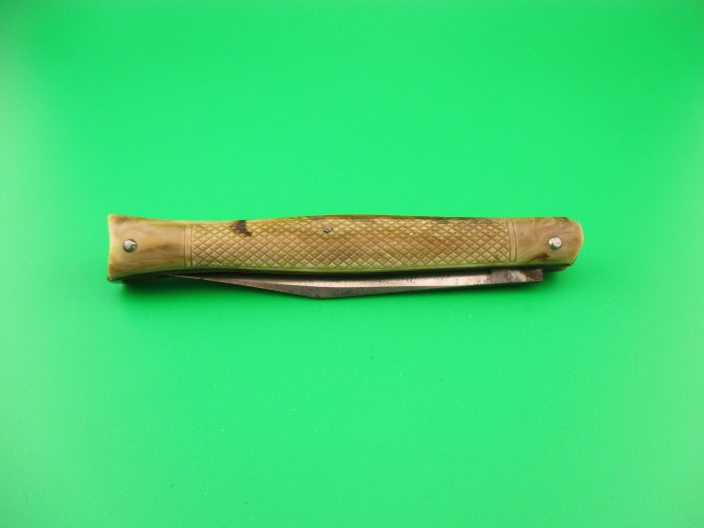 BOWIE KNIFE NEWARK Vintage Fishtail Butterscotch checkered 1940s automatic knife USA