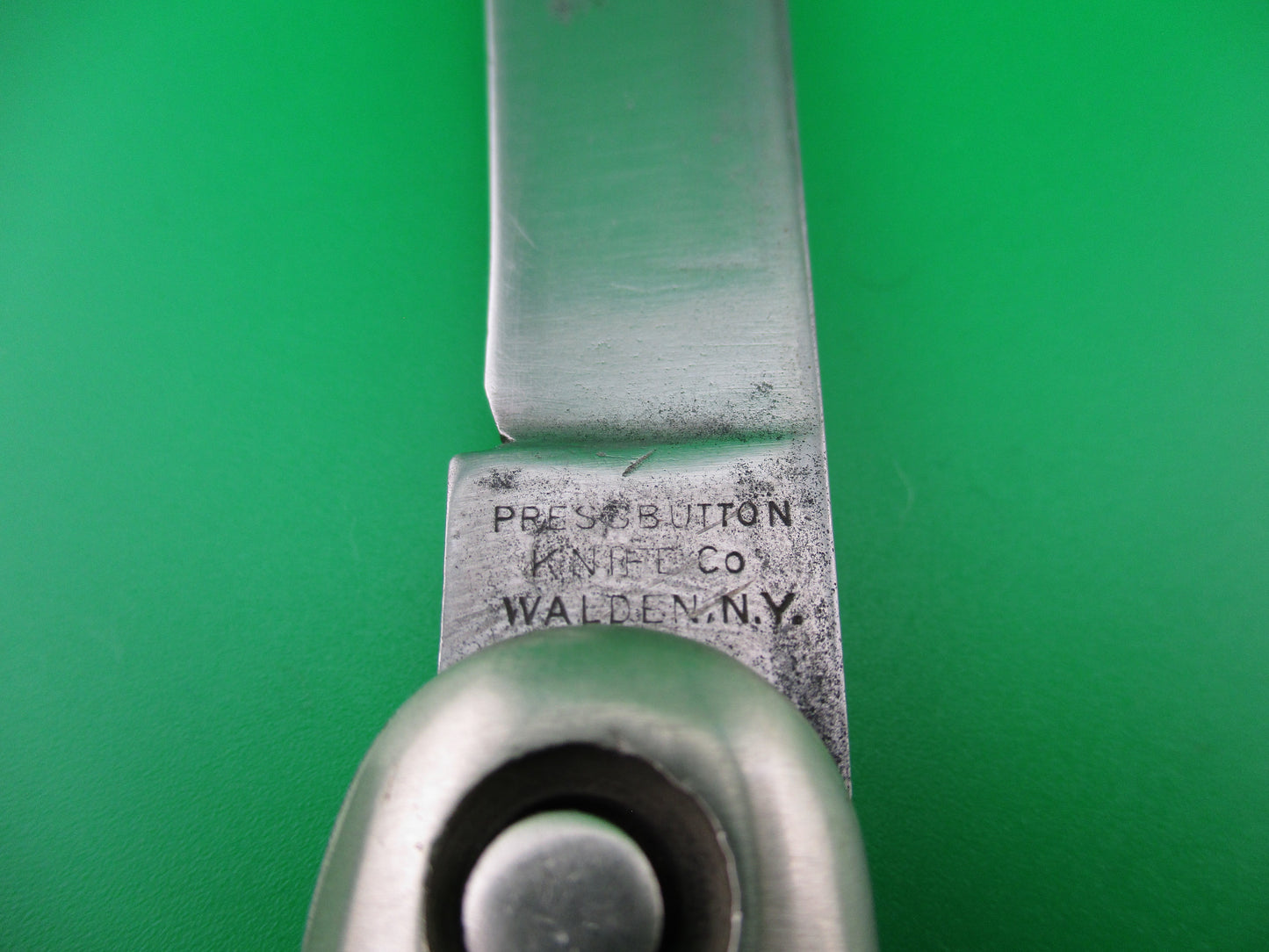 z Press Button Knife Co INVINCIBLE antique switchblade