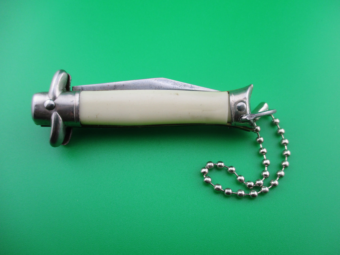 z Colonial Snappy bowtie keychain switchblade