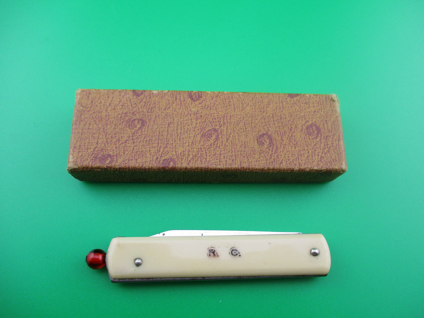 z George Schrade Knife Co pullball Cream in box