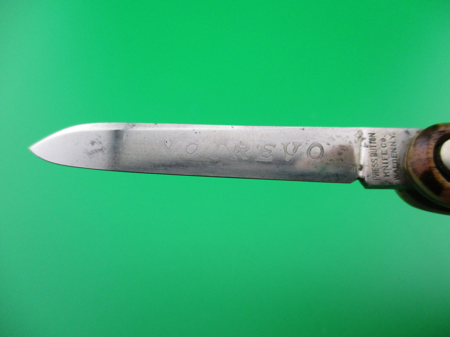 z Press Button Knife Co Medium double bone Etched NOTREVO