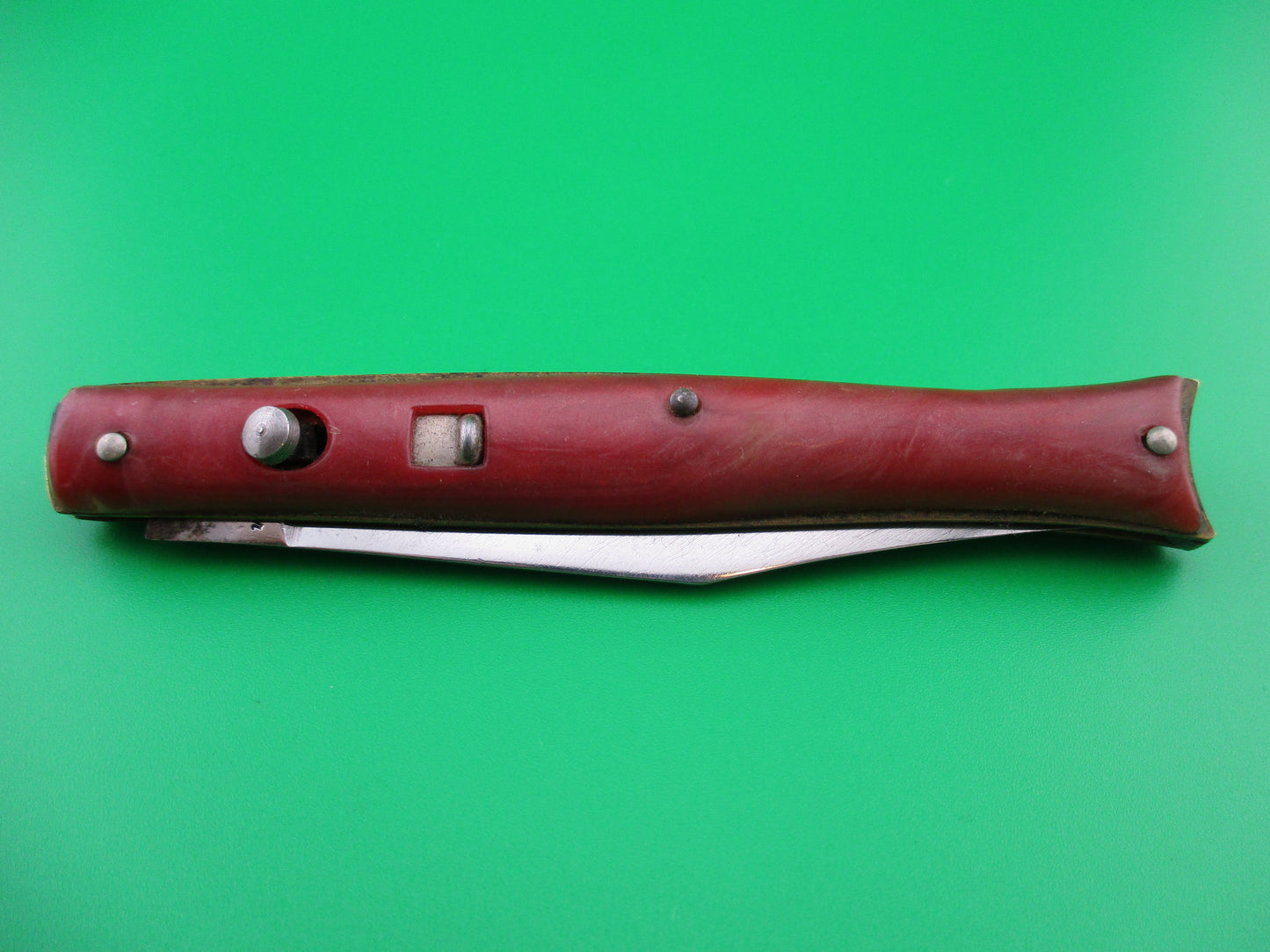 z Edgemaster Fishtail 1950s Vintage Red swirl handles