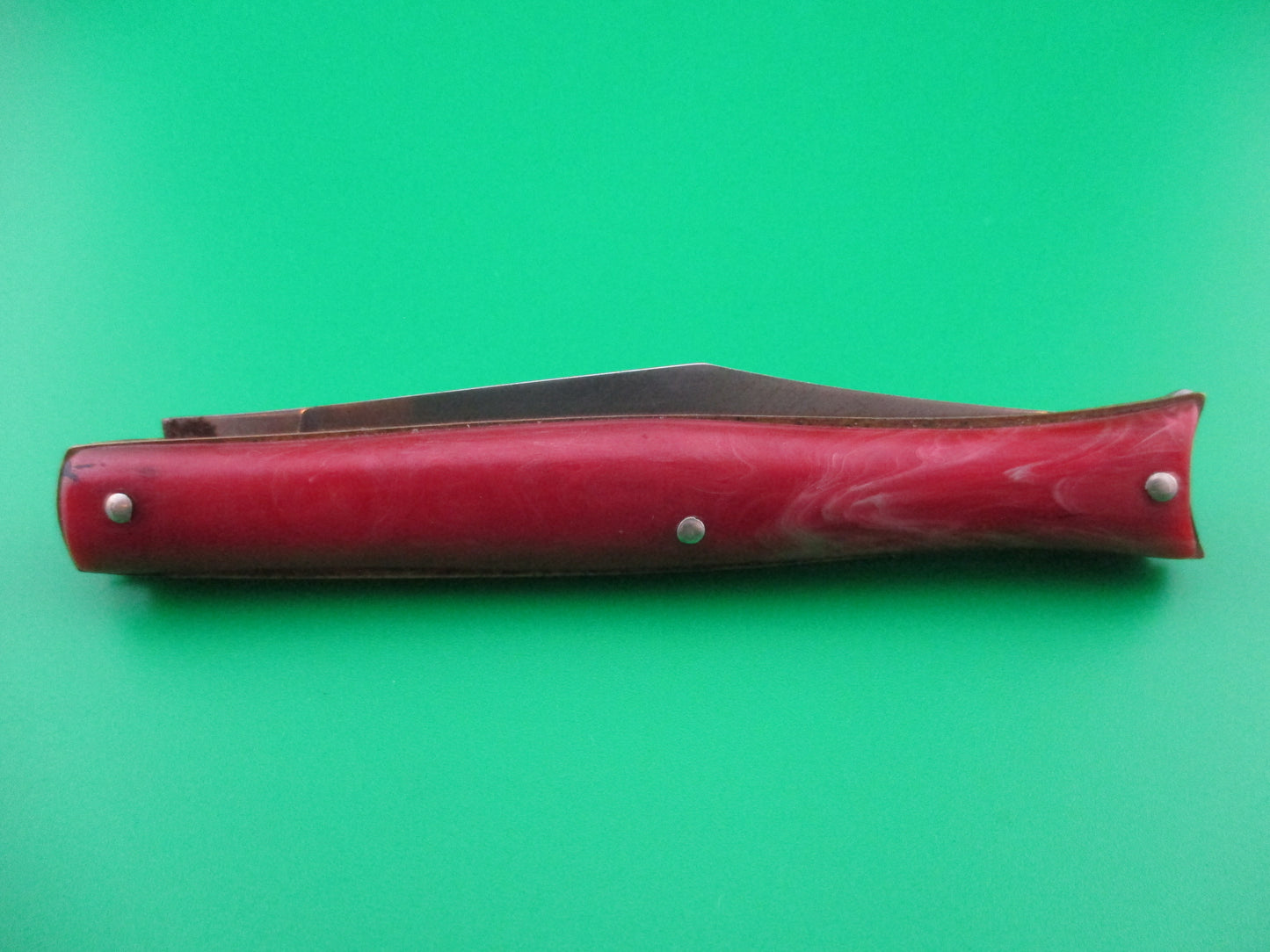 z Edgemaster Fishtail 1950s Vintage Red swirl handles
