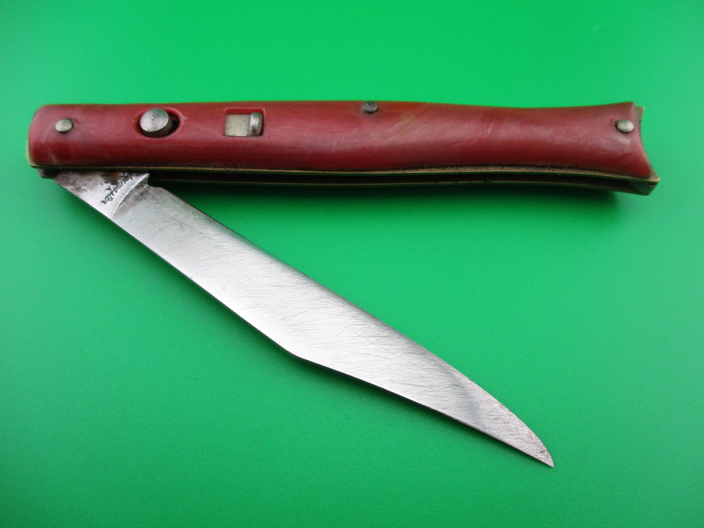 z Edgemaster Fishtail 1950s Vintage Red swirl handles