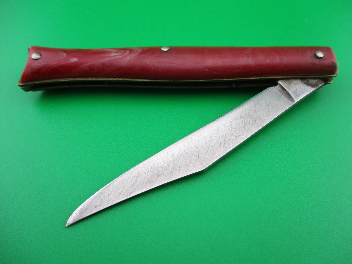 z Edgemaster Fishtail 1950s Vintage Red swirl handles