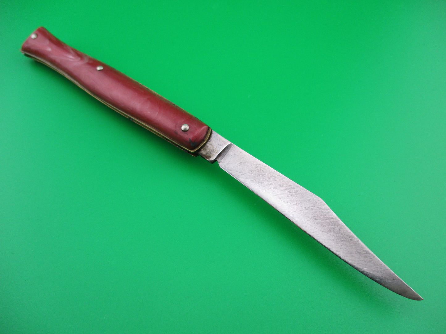 z Edgemaster Fishtail 1950s Vintage Red swirl handles