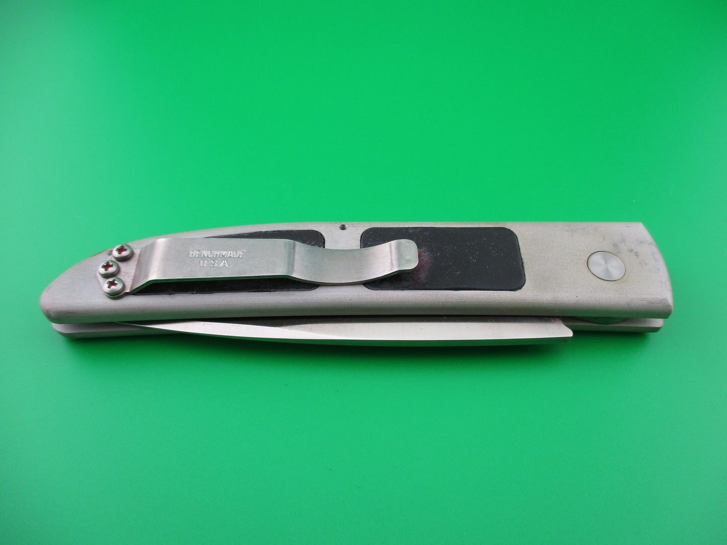 z Benchmade 3000S Mel Pardue design Gray/black semi serrated blade automatic