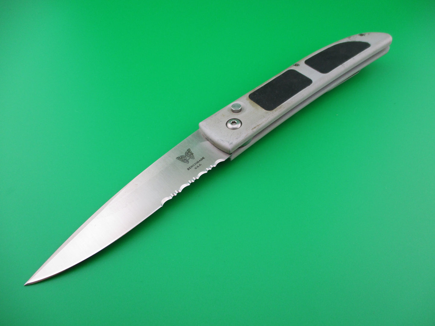z Benchmade 3000S Mel Pardue design Gray/black semi serrated blade automatic