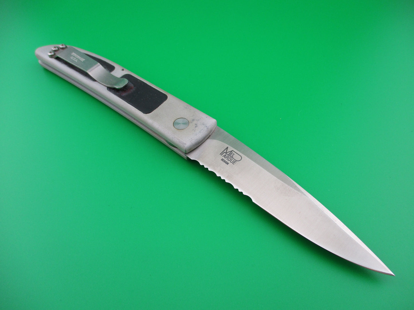 z Benchmade 3000S Mel Pardue design Gray/black semi serrated blade automatic