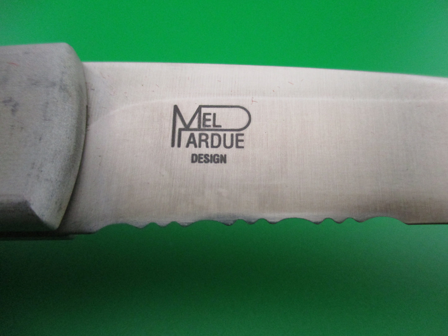z Benchmade 3000S Mel Pardue design Gray/black semi serrated blade automatic