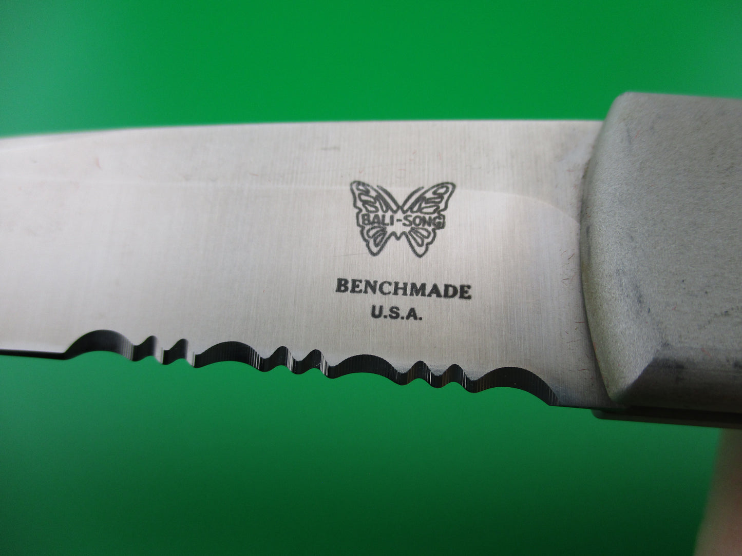 z Benchmade 3000S Mel Pardue design Gray/black semi serrated blade automatic