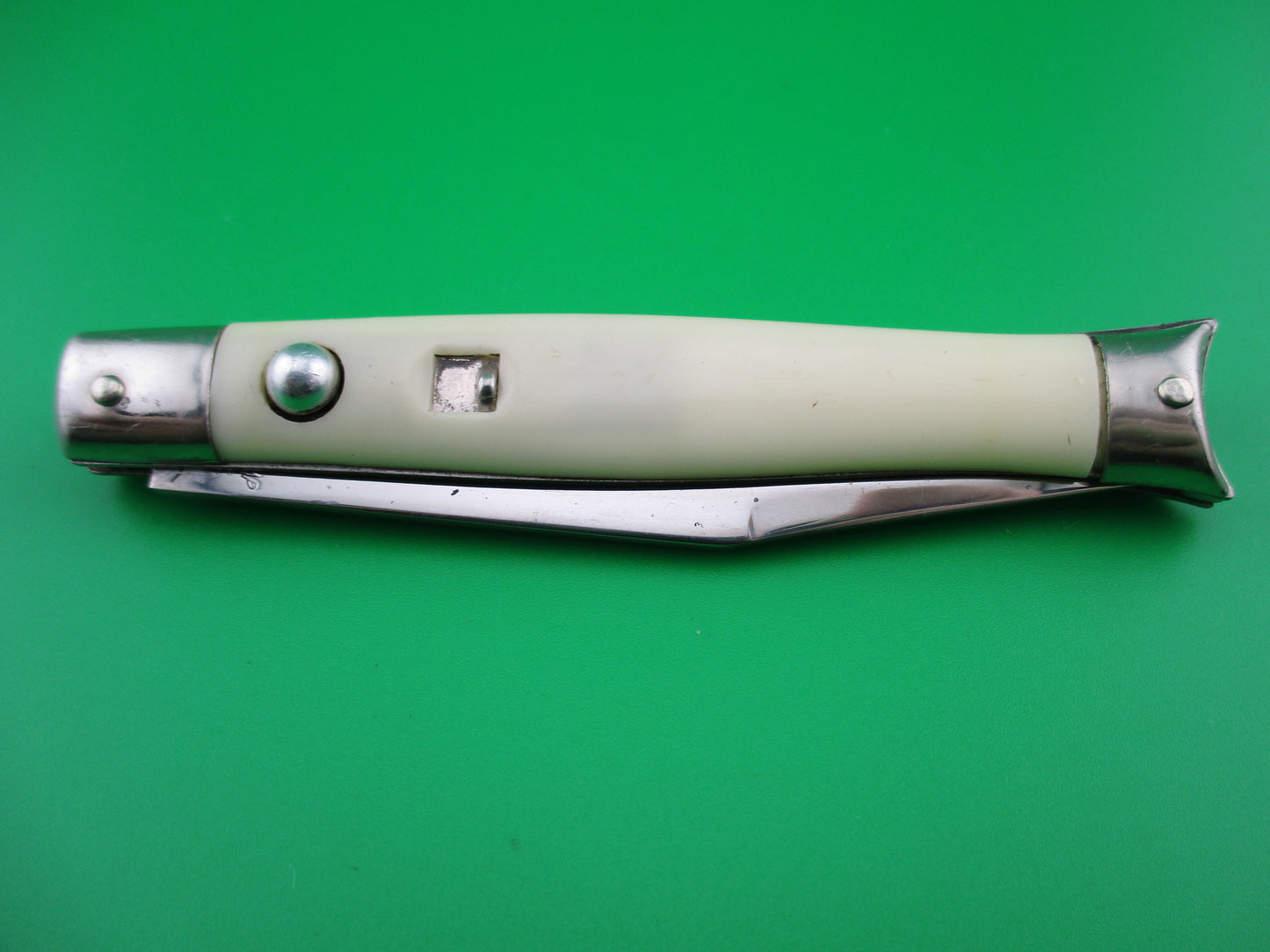 z COLONIAL SHUR SNAP Fishtail White NOS Vintage switchblade Near Mint condition