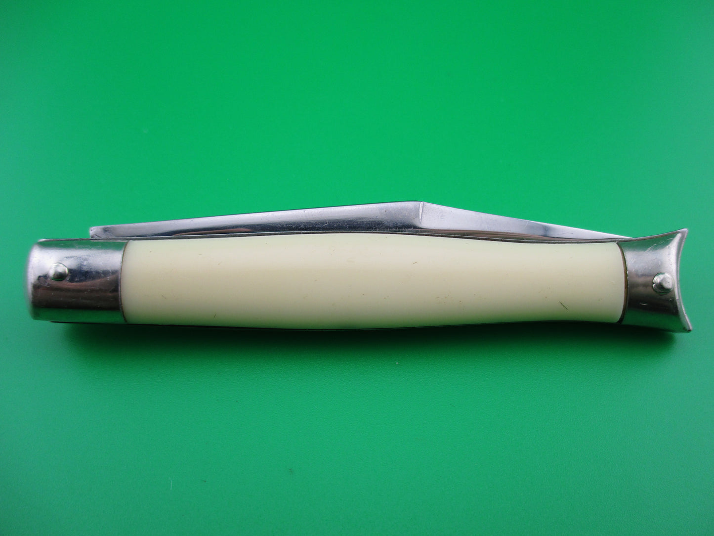 z COLONIAL SHUR SNAP Fishtail White NOS Vintage switchblade Near Mint condition