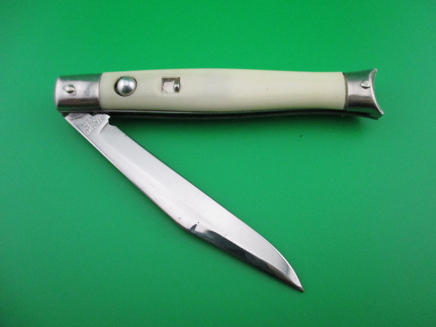 z COLONIAL SHUR SNAP Fishtail White NOS Vintage switchblade Near Mint condition