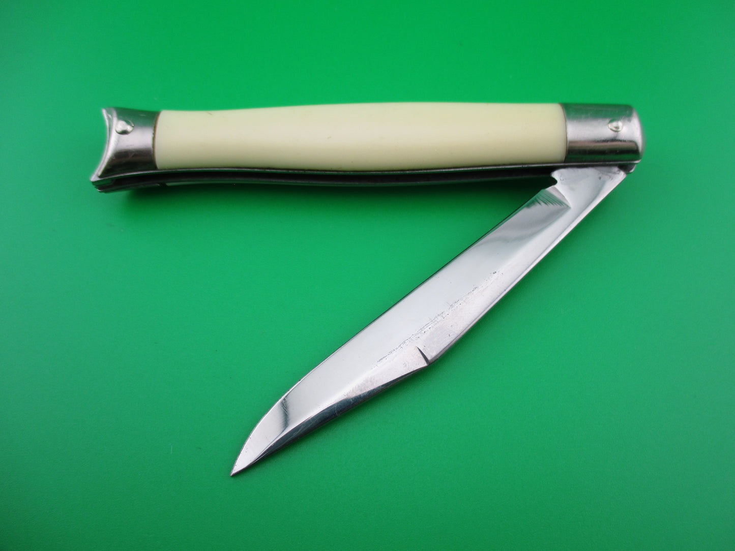 z COLONIAL SHUR SNAP Fishtail White NOS Vintage switchblade Near Mint condition