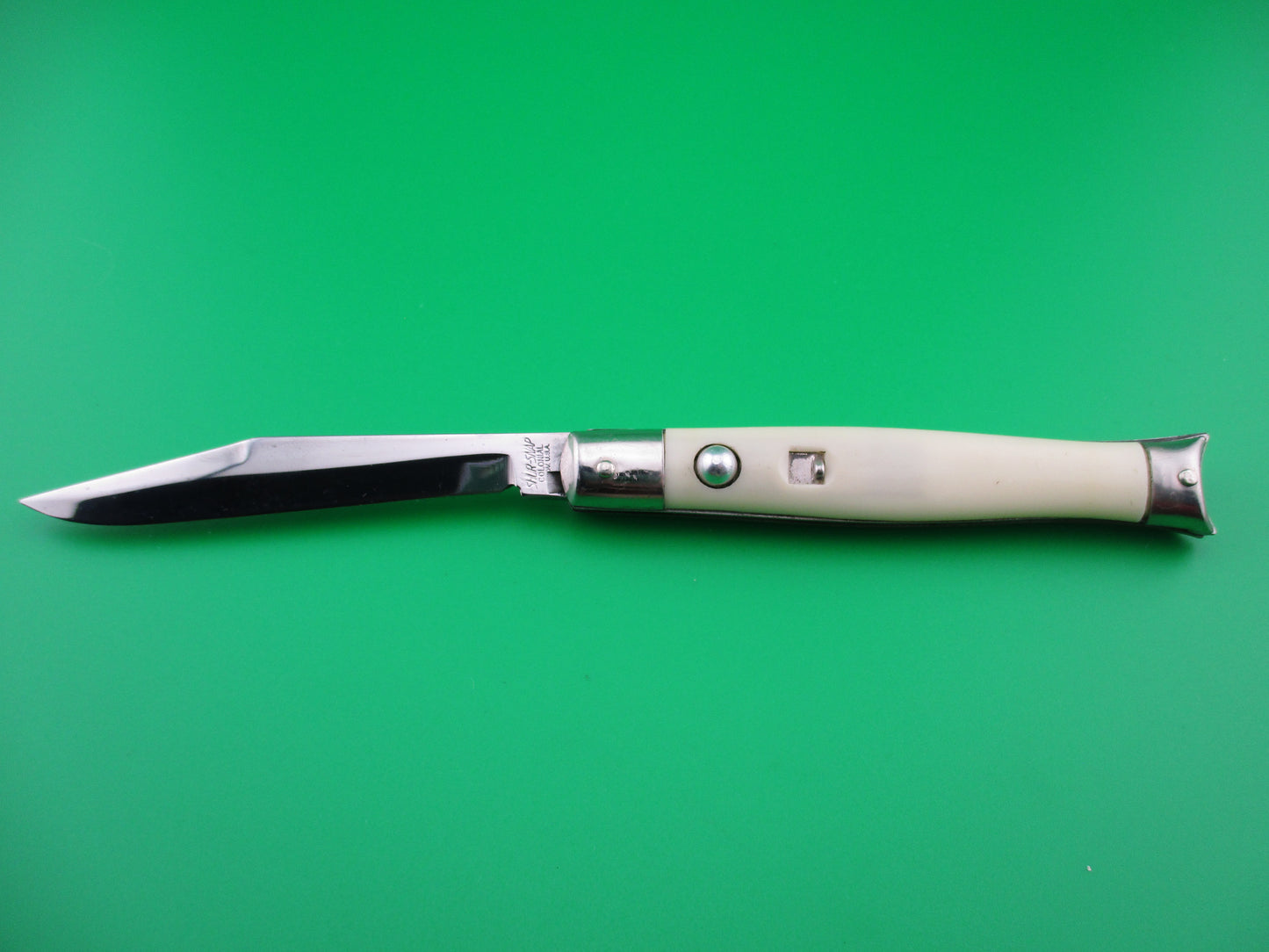 z COLONIAL SHUR SNAP Fishtail White NOS Vintage switchblade Near Mint condition