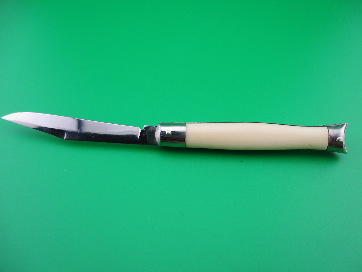 z COLONIAL SHUR SNAP Fishtail White NOS Vintage switchblade Near Mint condition