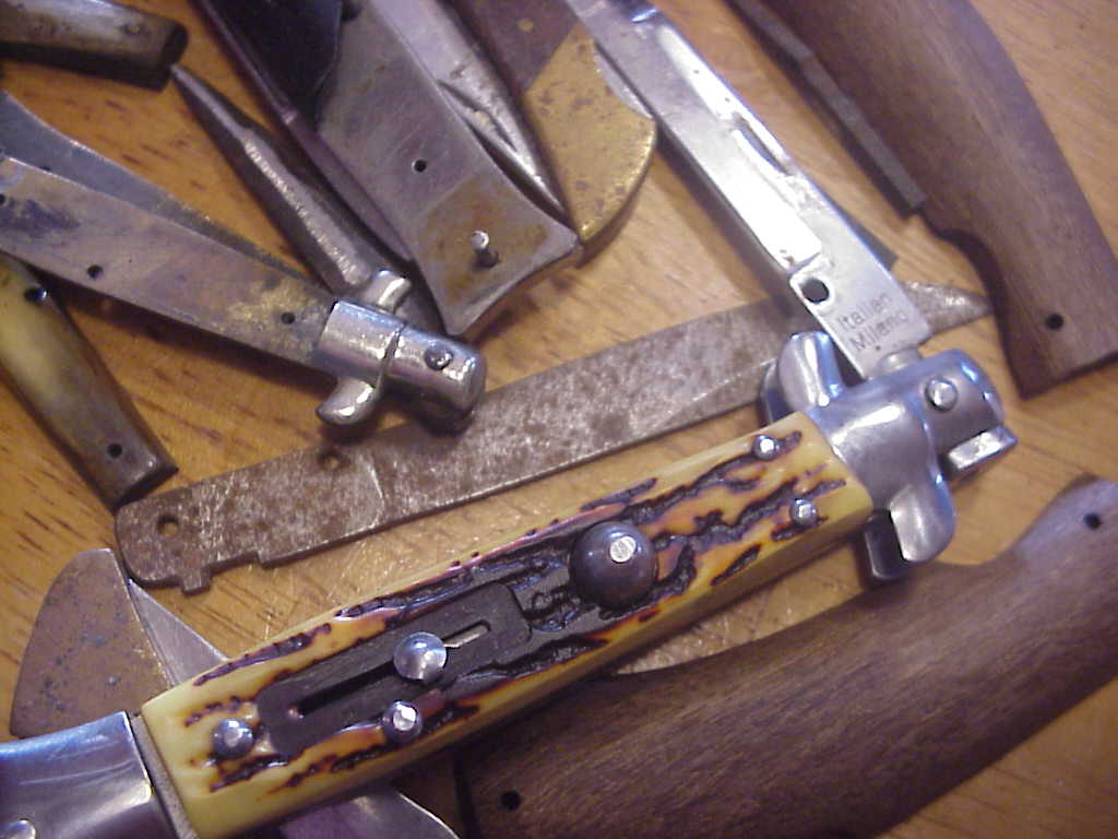 z Group of broken switchblades and parts 4