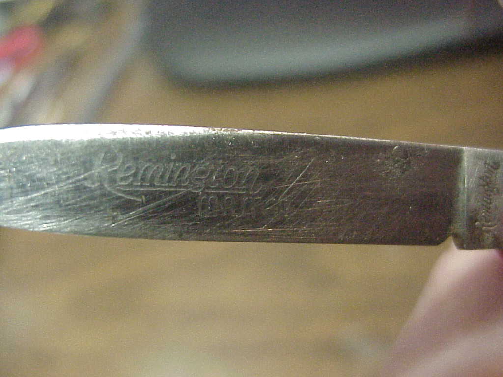 REMINGTON R8065 Candystripe double automatic knife Etched