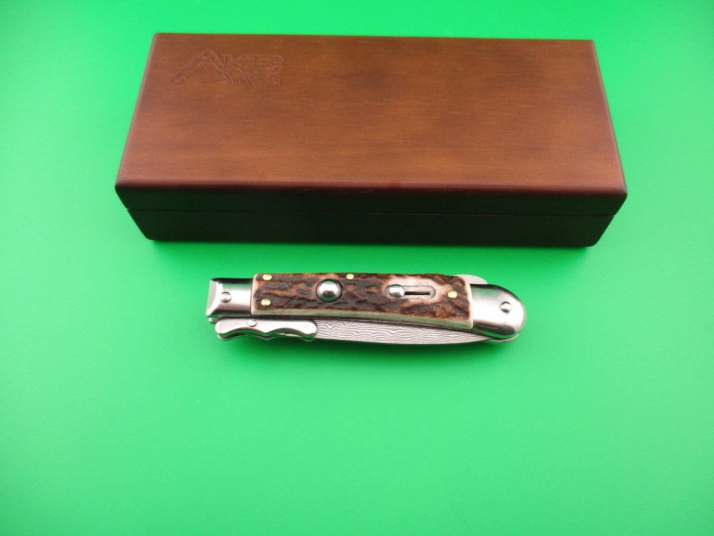 AKC World 19cm Italian Style Medici Damascus & Stag Swing guard automatic knife new wood box