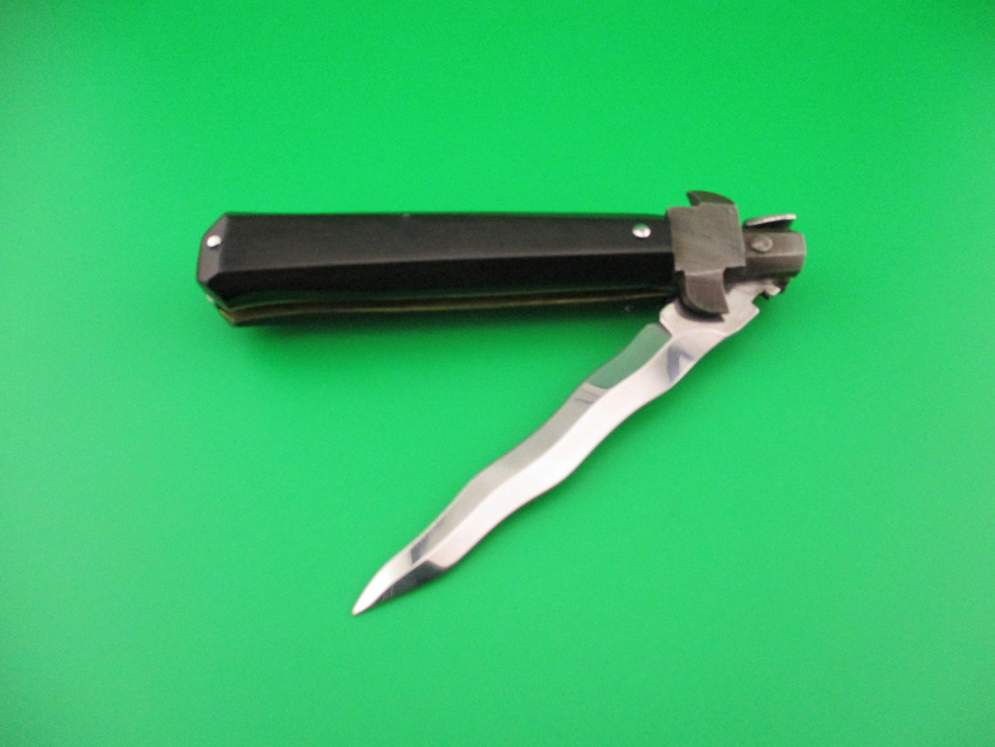 Sterile Custom 22cm Italian Kris Skull Button Damascus bolstered automatic knife