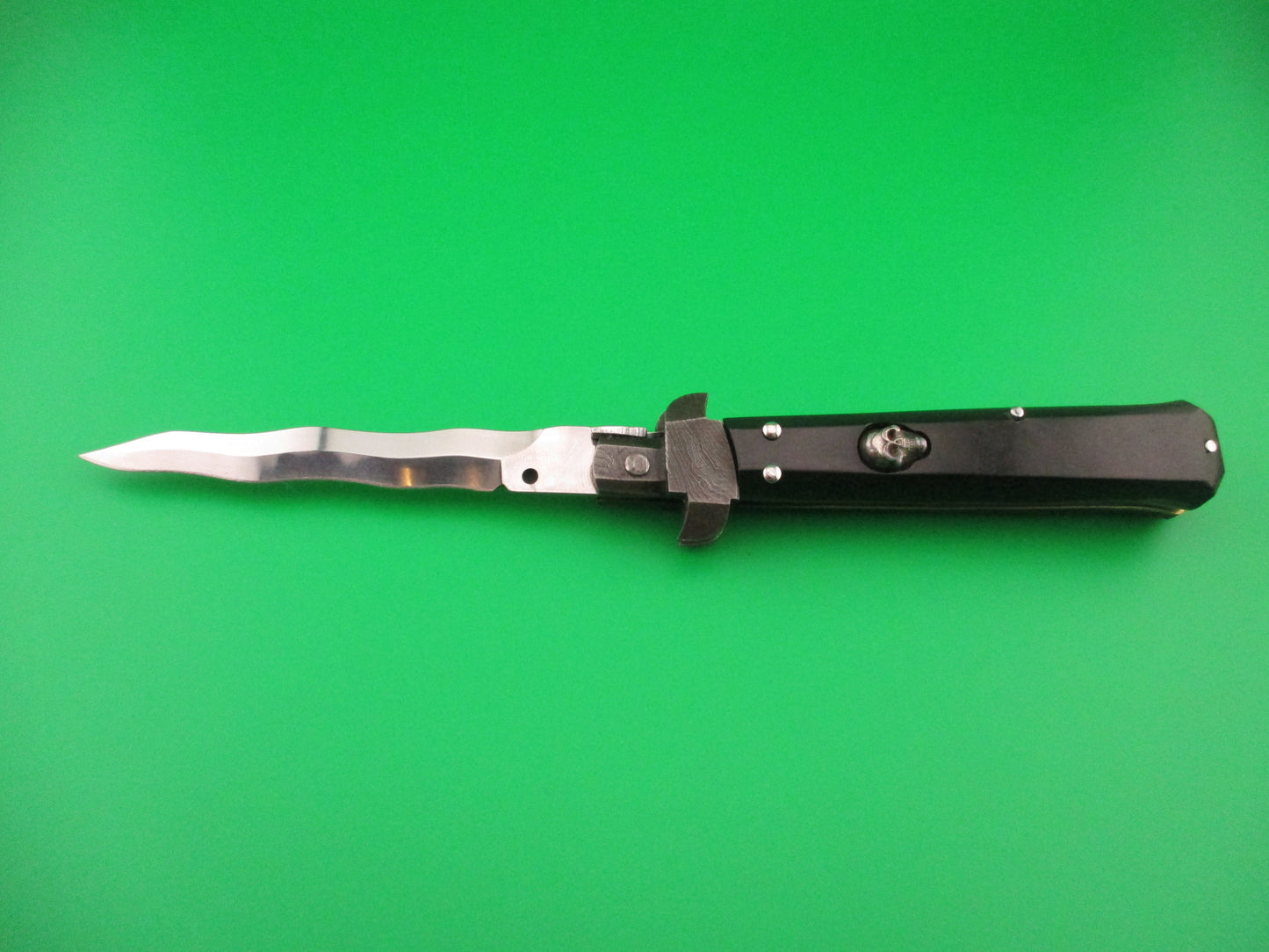 Sterile Custom 22cm Italian Kris Skull Button Damascus bolstered automatic knife