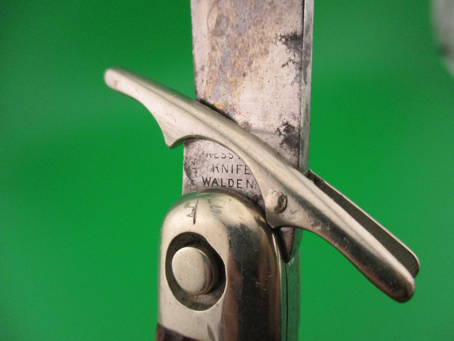 PRESS BUTTON KNIFE CO #1005 Etched THE VICTOR Antique switchblade knife