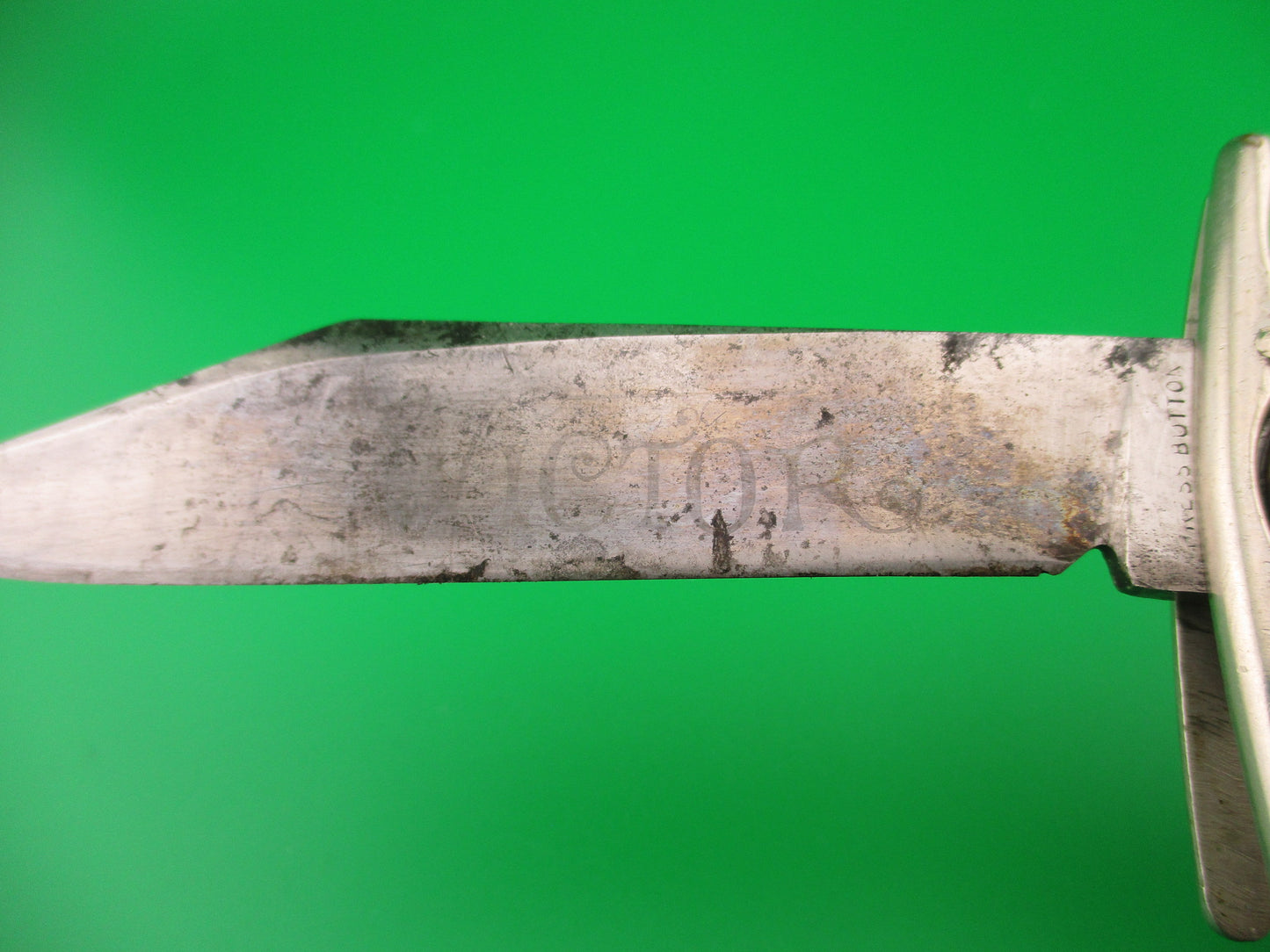 PRESS BUTTON KNIFE CO #1005 Etched THE VICTOR Antique switchblade knife