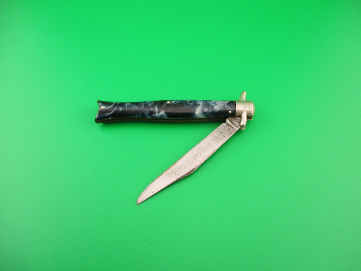 PRESTO PAT JAN 30, 40 Bowtie #5500 Blue & white Swirl vintage automatic knife