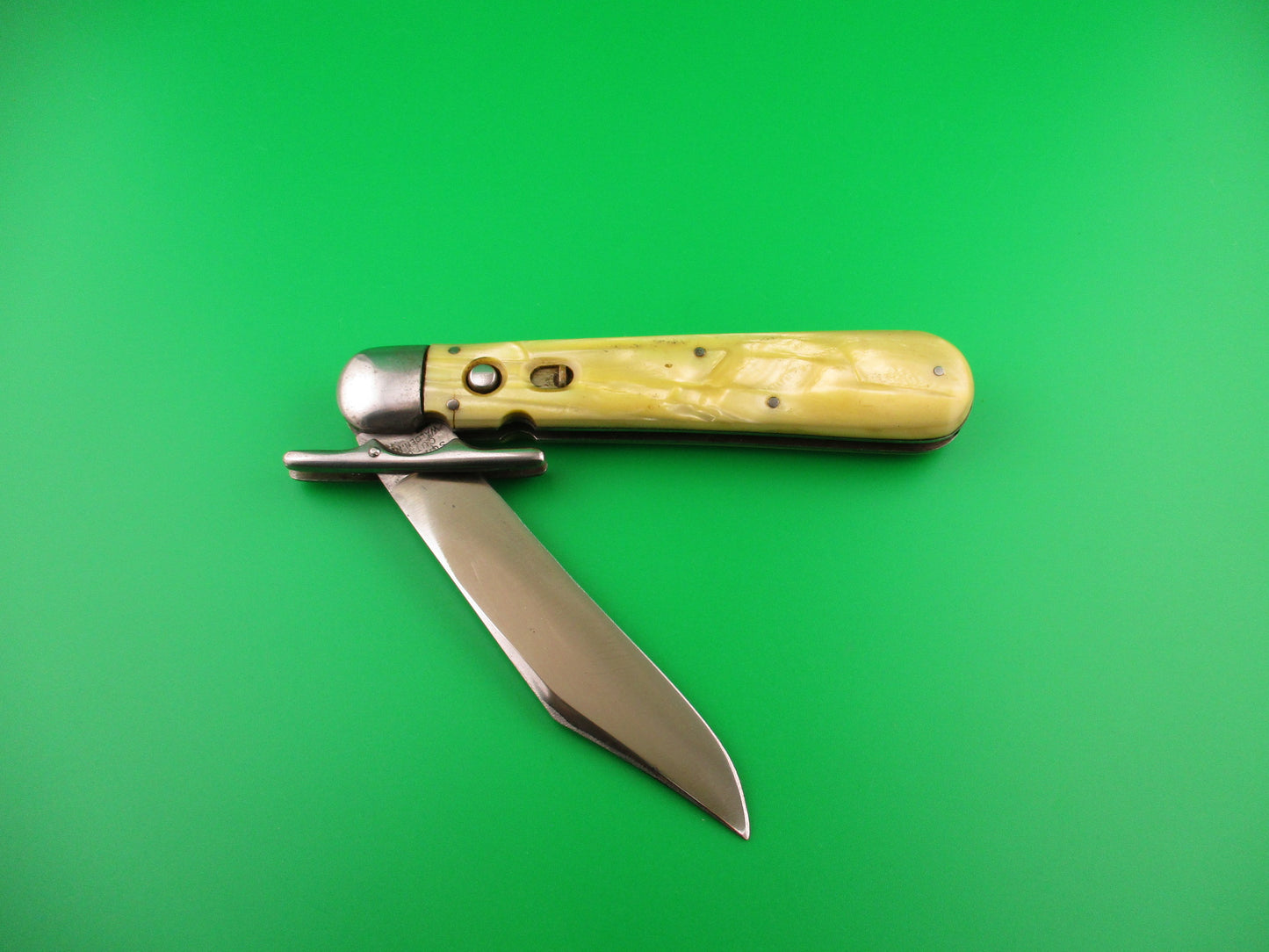 Schrade Cut Co Hunters Pride # G1544 3/4 Marine Pearl Etched Folding guard switchblade knife