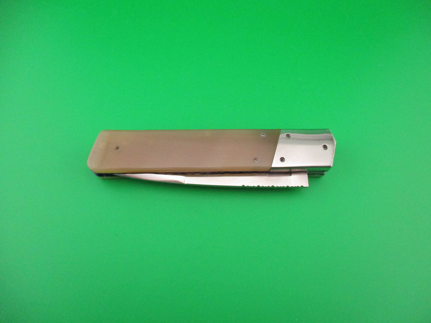 Custom 23cm Round flush button Spear swedge Honey horn w filework automatic knife