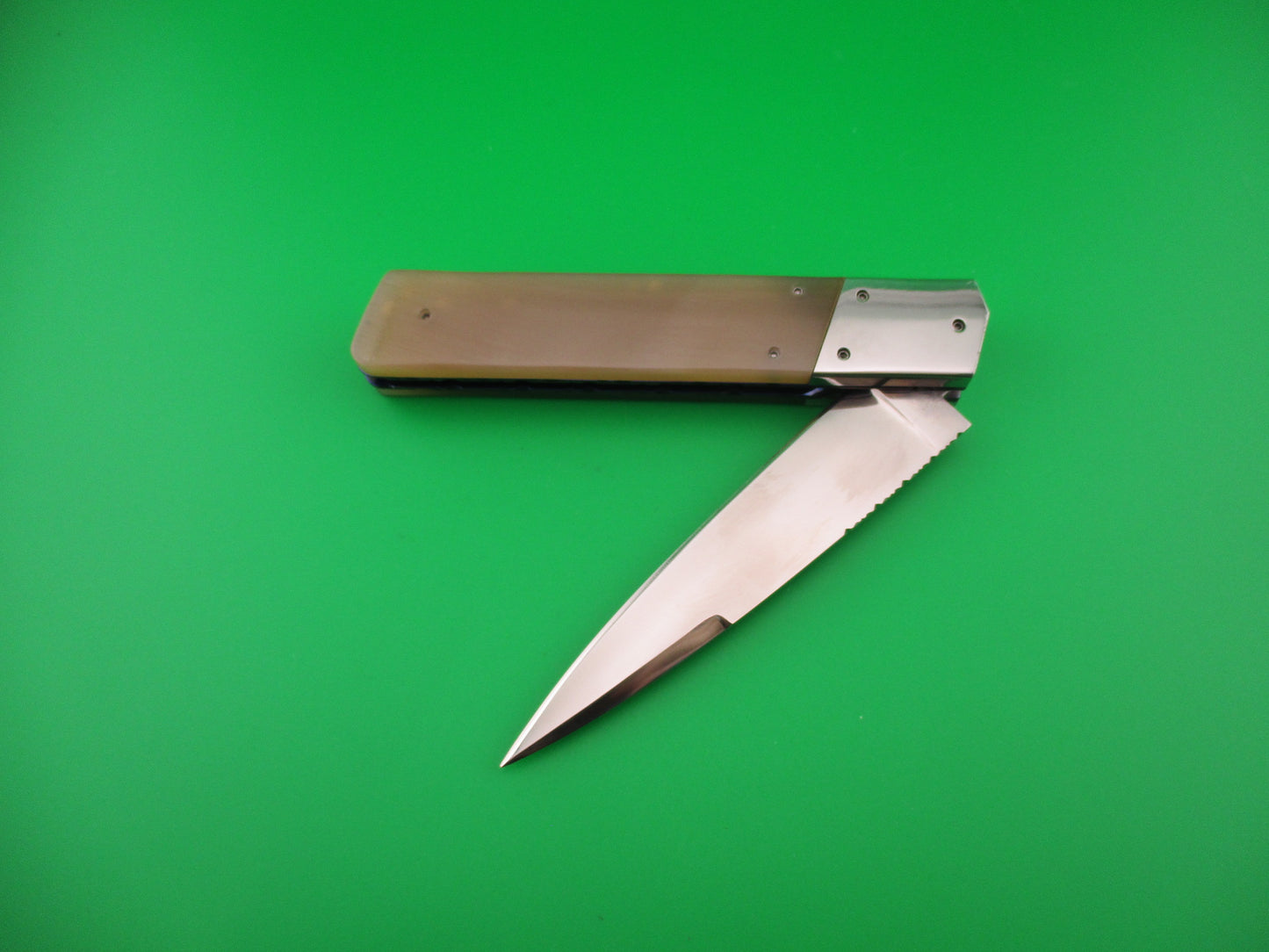 Custom 23cm Round flush button Spear swedge Honey horn w filework automatic knife