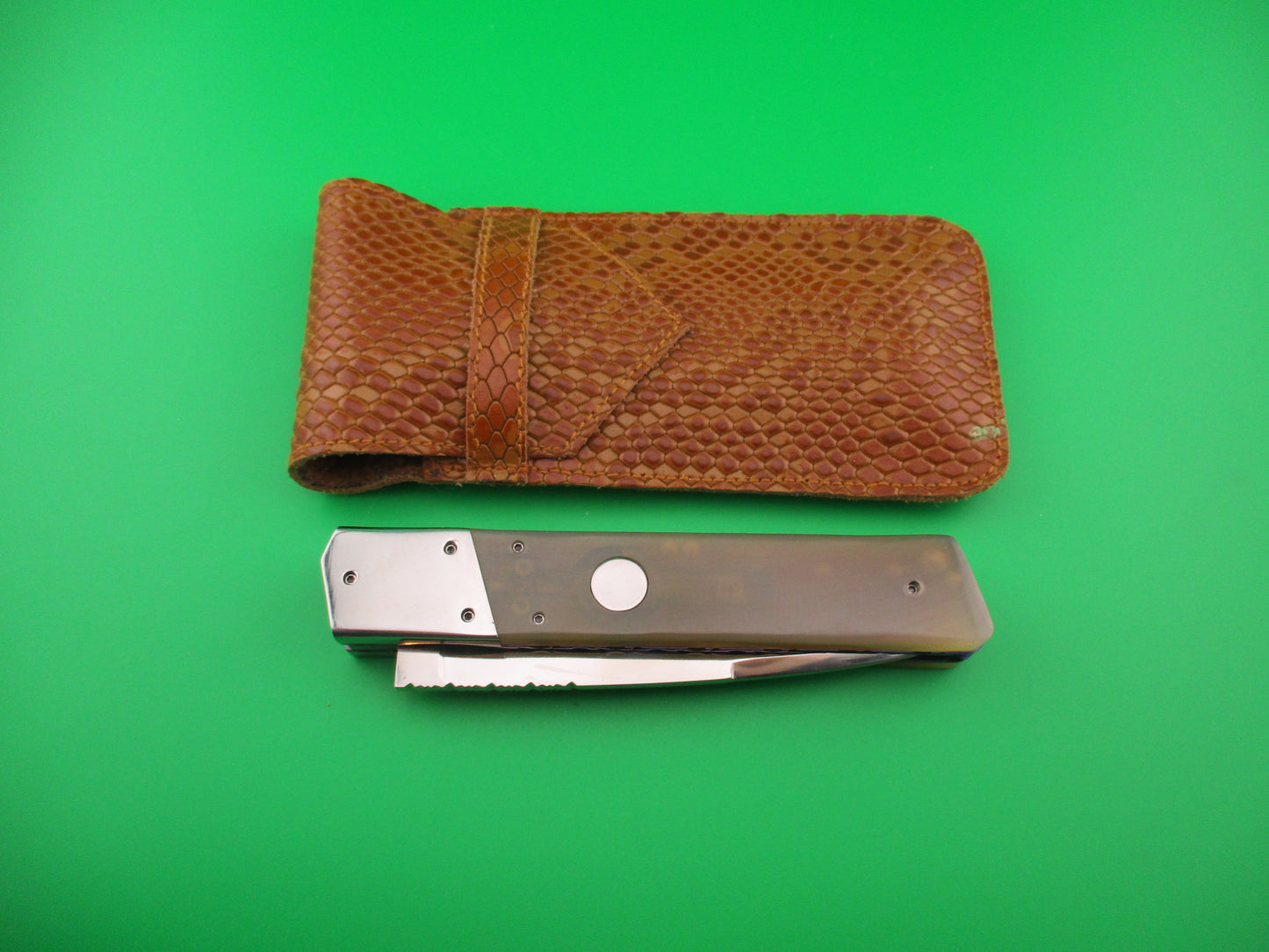 Custom 23cm Round flush button Spear swedge Honey horn w filework automatic knife