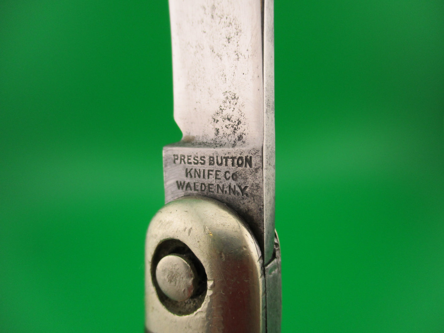 Press Button Knife Co #1000 INVINCIBLE antique switchblade knife