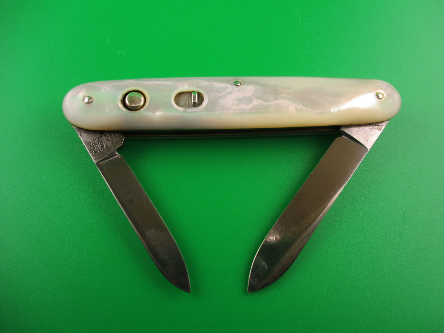SHAPLEIGH HDW CO DE B19 Medium double MOP switchblade with etch