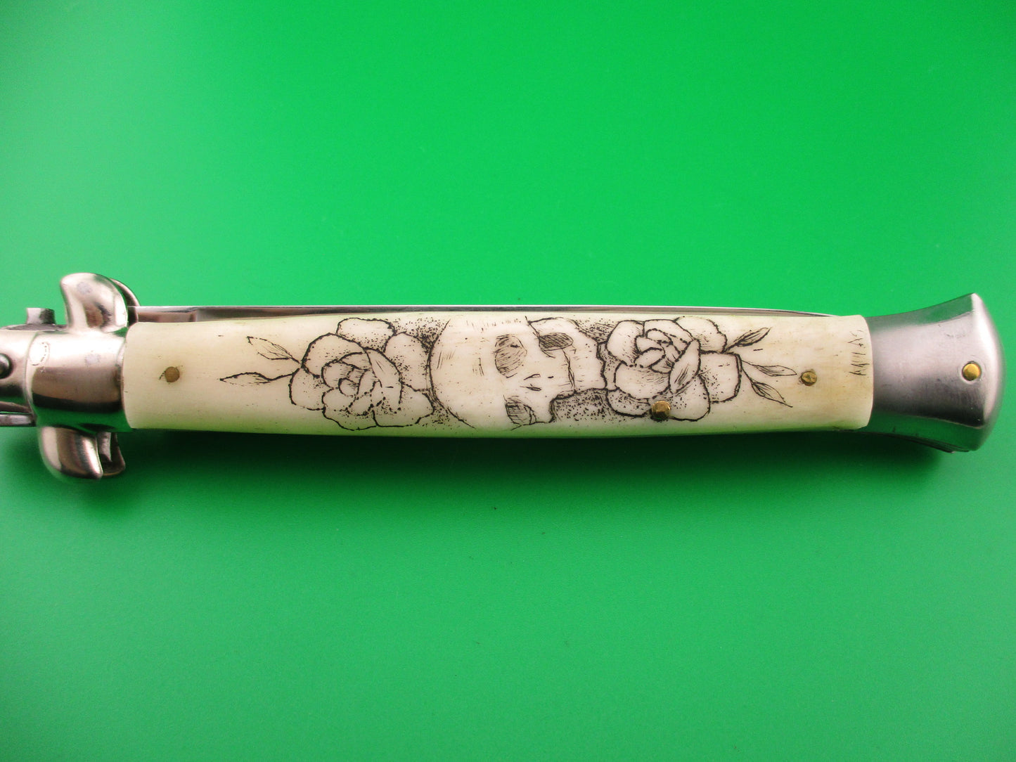 J INOX 28cm Italian Stiletto swivel bolster Scrimshaw Skull & Roses OSK switchblade