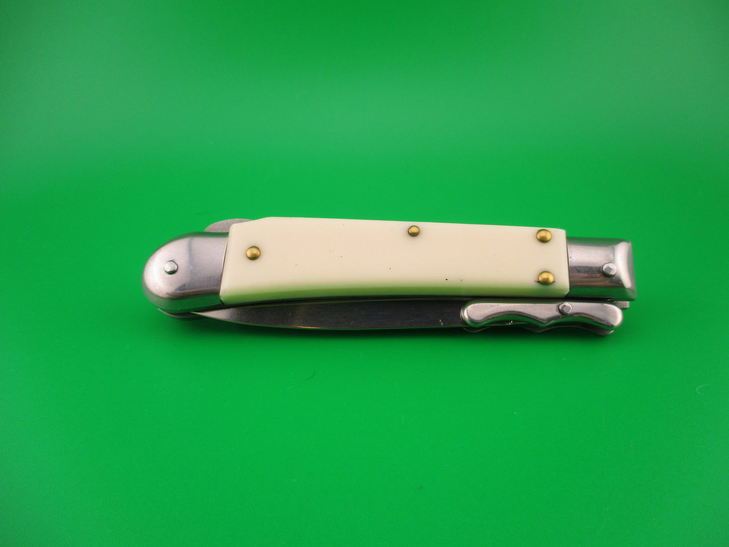 AKC World 19cm Italian Style Medici Ivory Swing guard automatic knife new in box