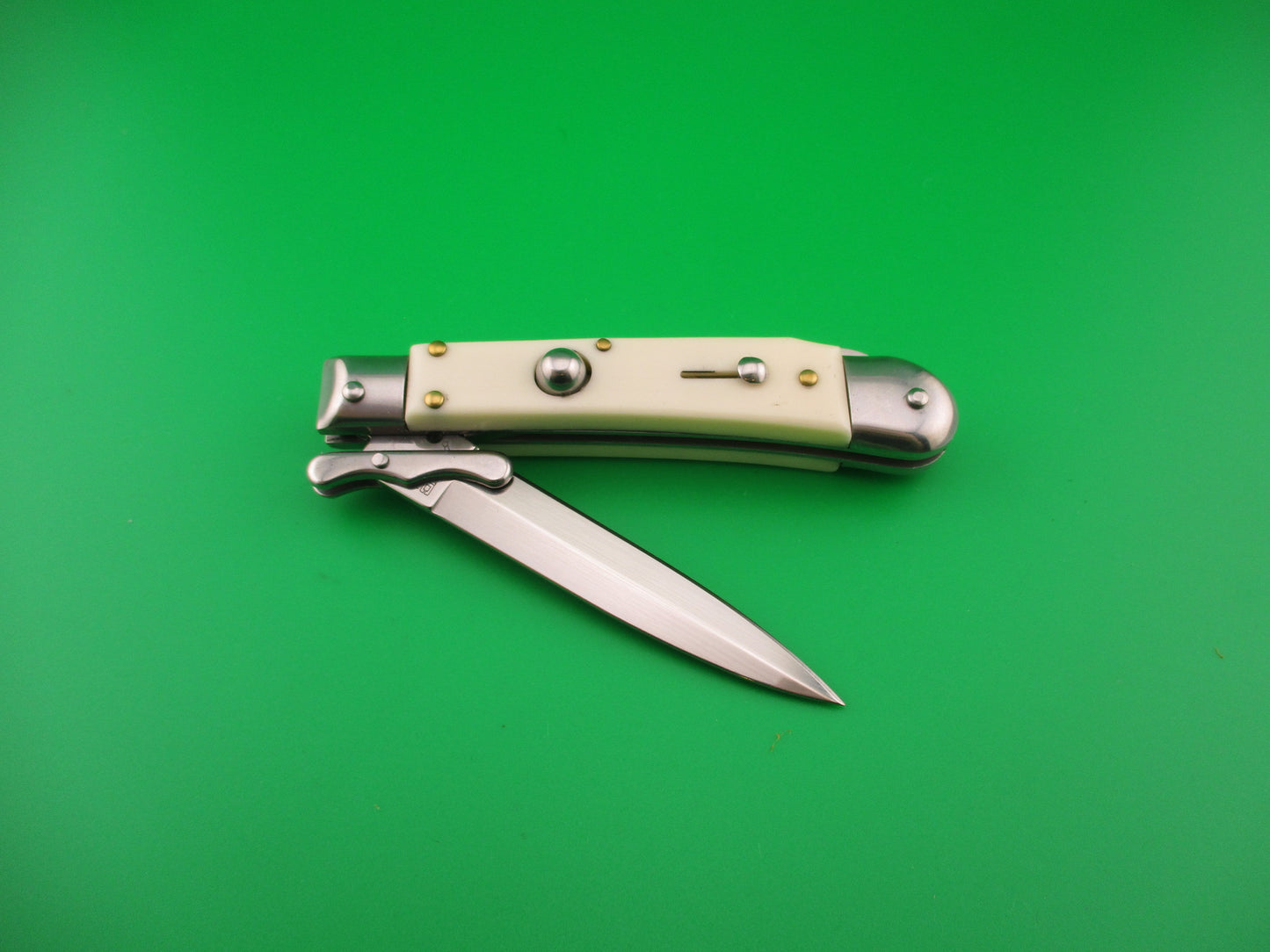 AKC World 19cm Italian Style Medici Ivory Swing guard automatic knife new in box