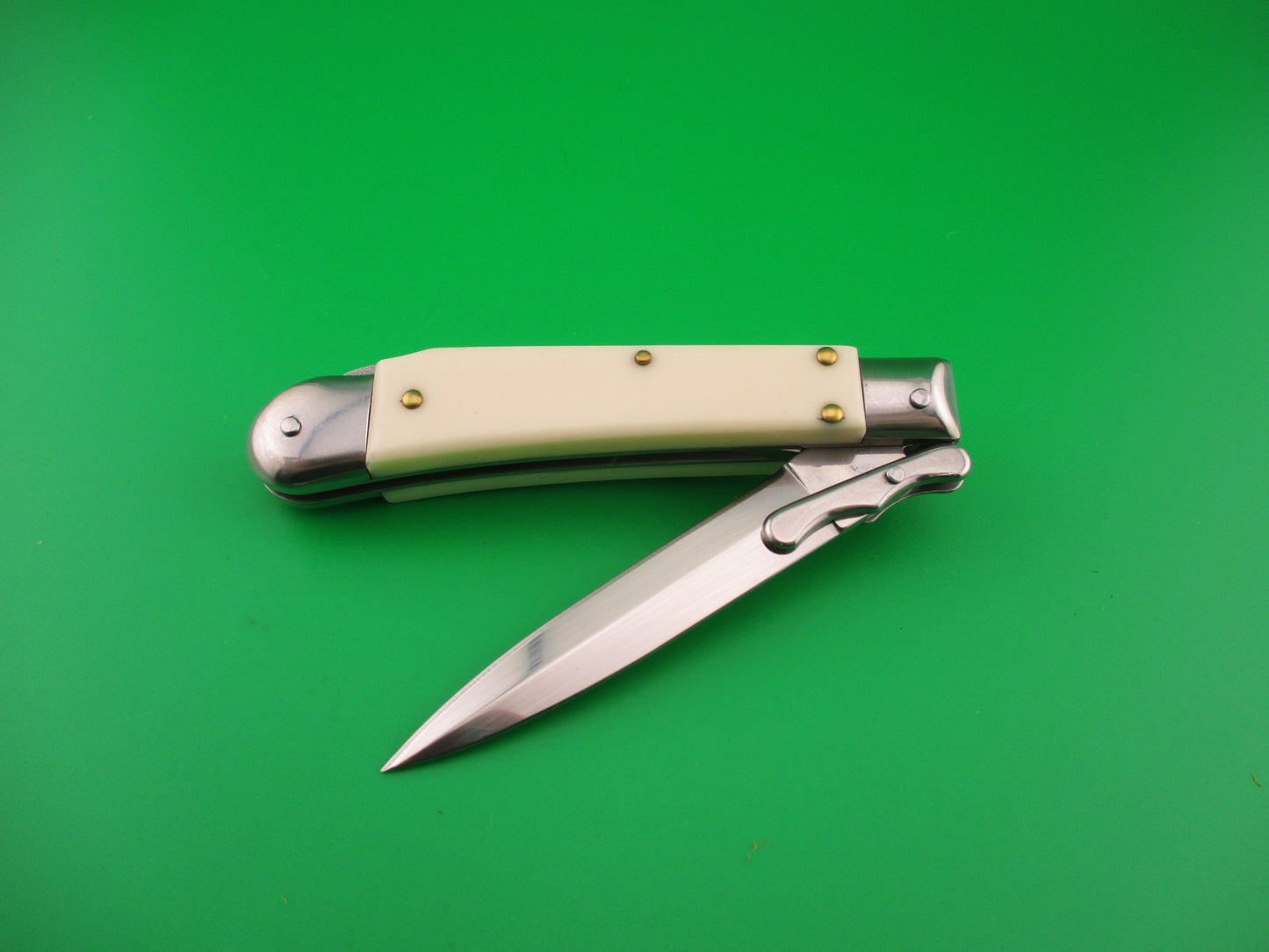 AKC World 19cm Italian Style Medici Ivory Swing guard automatic knife new in box
