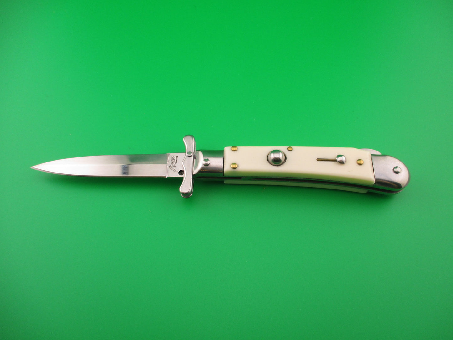 AKC World 19cm Italian Style Medici Ivory Swing guard automatic knife new in box