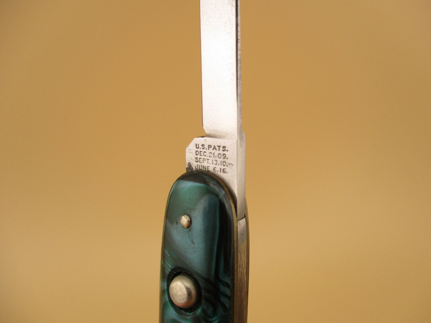 SCHRADE WALDEN Medium Double Green Pearl Advertising MINT automatic knife