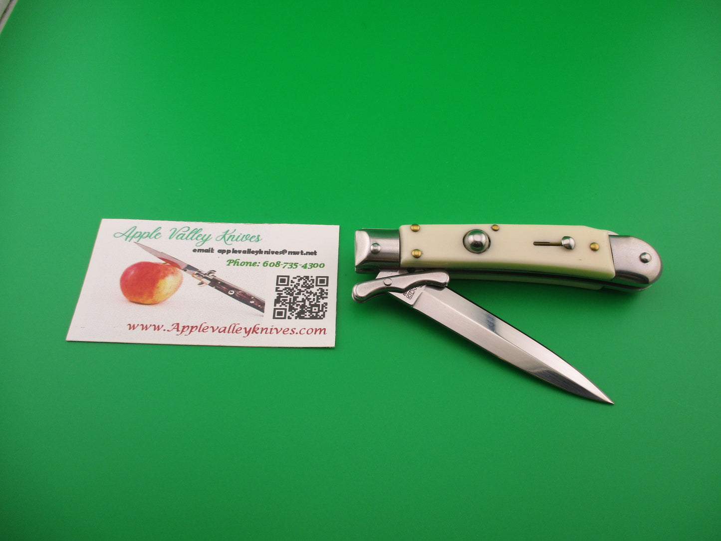 AKC World 19cm Italian Style Medici Ivory Swing guard automatic knife new in box