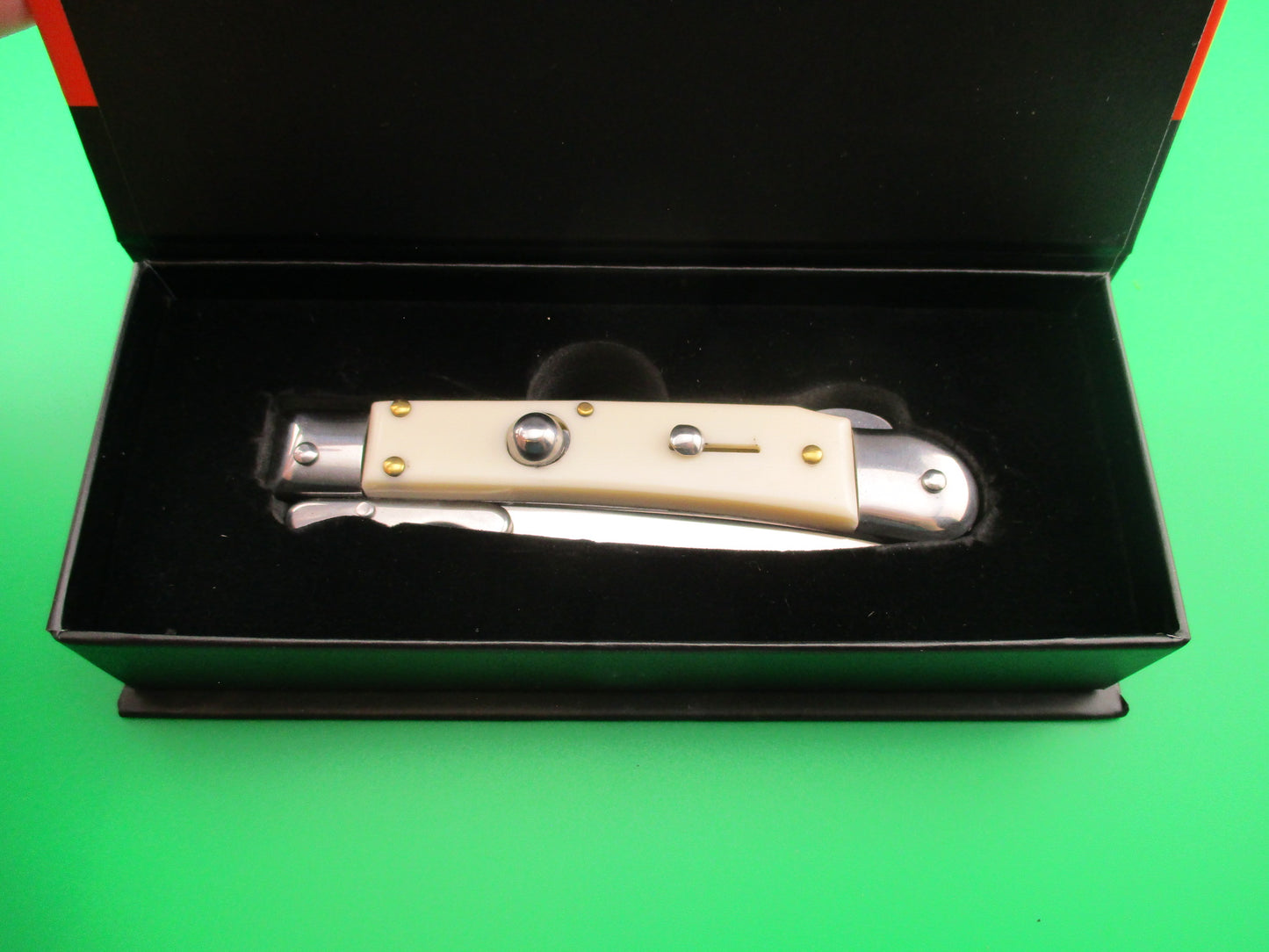 AKC World 19cm Italian Style Medici Ivory Swing guard automatic knife new in box