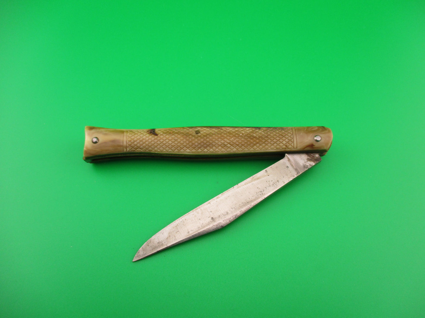 BOWIE KNIFE NEWARK Vintage Fishtail Butterscotch checkered 1940s automatic knife USA