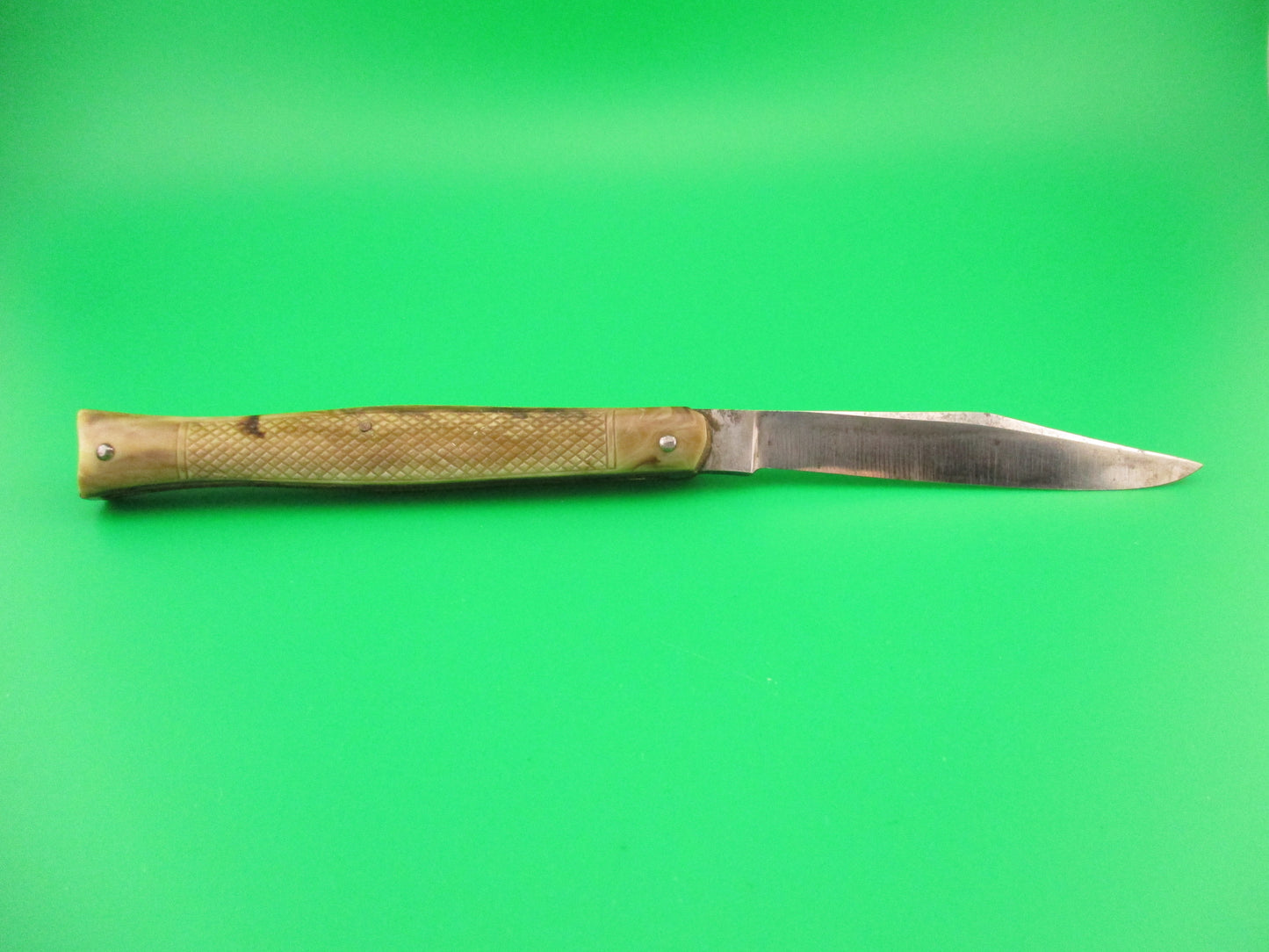 BOWIE KNIFE NEWARK Vintage Fishtail Butterscotch checkered 1940s automatic knife USA