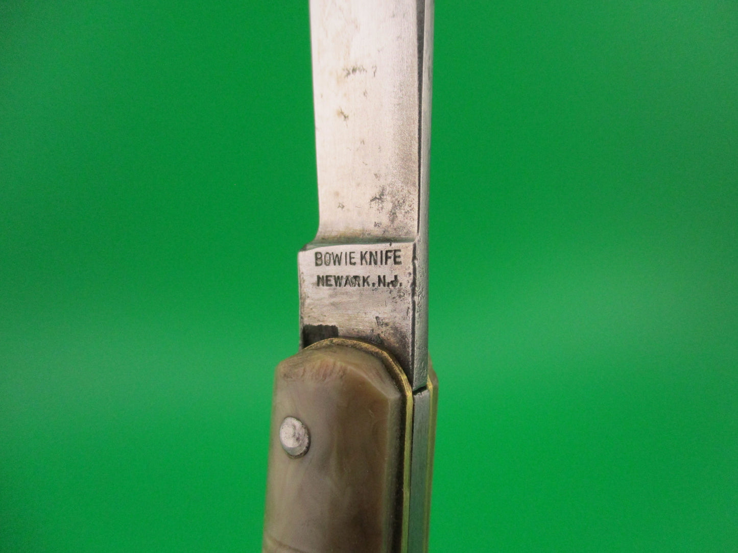 BOWIE KNIFE NEWARK Vintage Fishtail Butterscotch checkered 1940s automatic knife USA