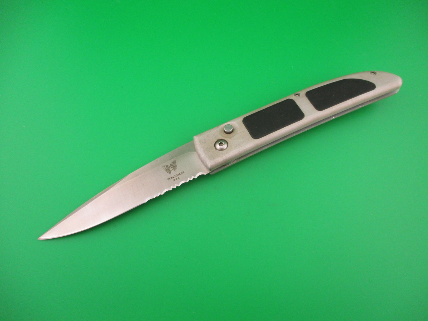 Benchmade 3000S Mel Pardue design Gray/black semi serrated blade automatic