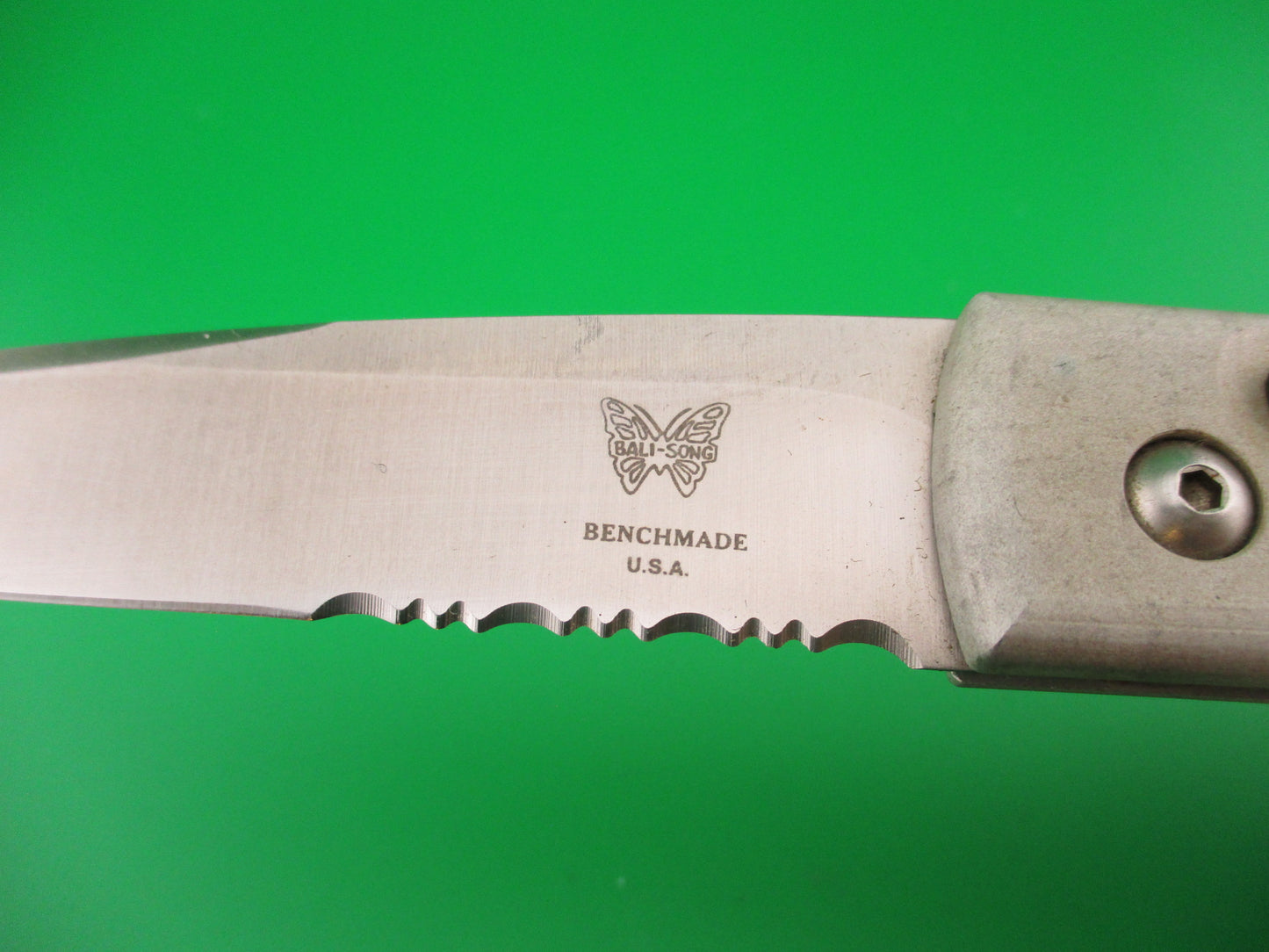 Benchmade 3000S Mel Pardue design Gray/black semi serrated blade automatic