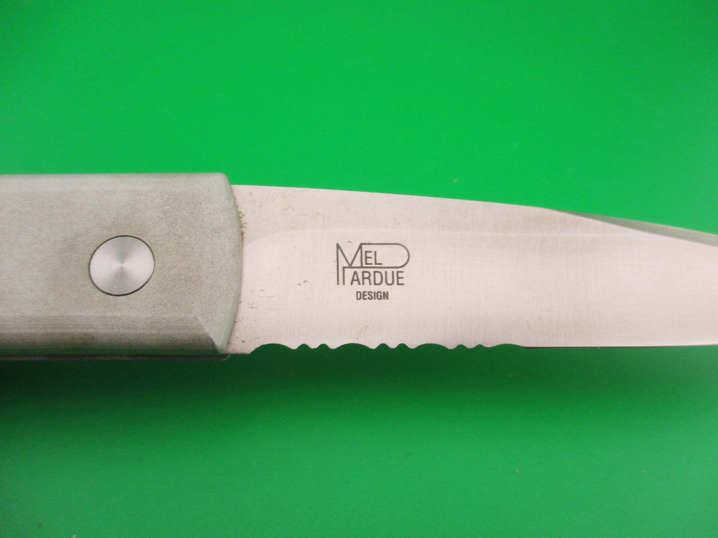 Benchmade 3000S Mel Pardue design Gray/black semi serrated blade automatic