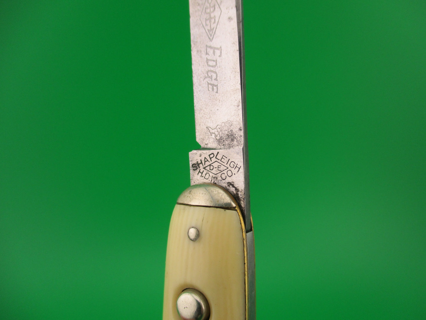 SHAPLEIGH HDW CO DE Etched Medium double Ivory cell Tip bolster switchblade knife